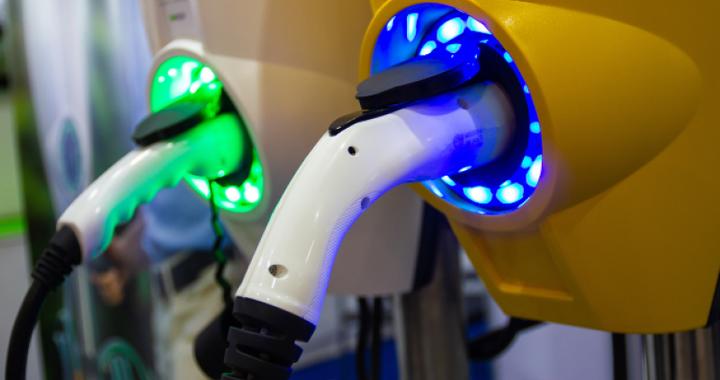 比亚迪财险正积极筹备车险业务，新能源车企巨头入局能否将保费“打下来”？