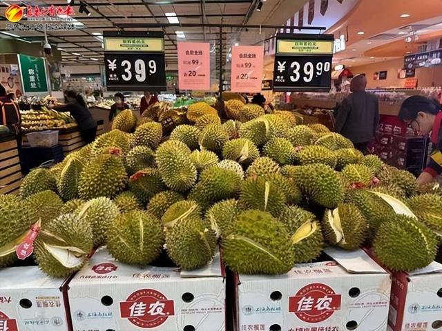 5月7日,在华润万家超市喀什西路店,超市的特价榴莲每公斤39.9元。记者王璇摄