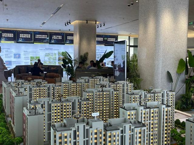 5月4日,北京北五环外某新楼盘售楼处正在接待访客。新华社记者王优玲 摄