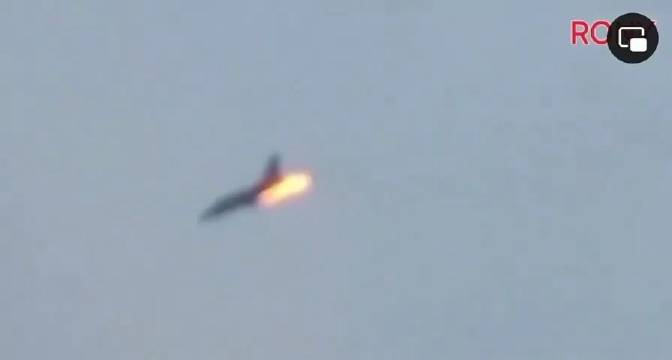 孟加拉国空军一架雅克-130喷气式教练机在吉大港坠毁，两名飞行员弹射跳伞！