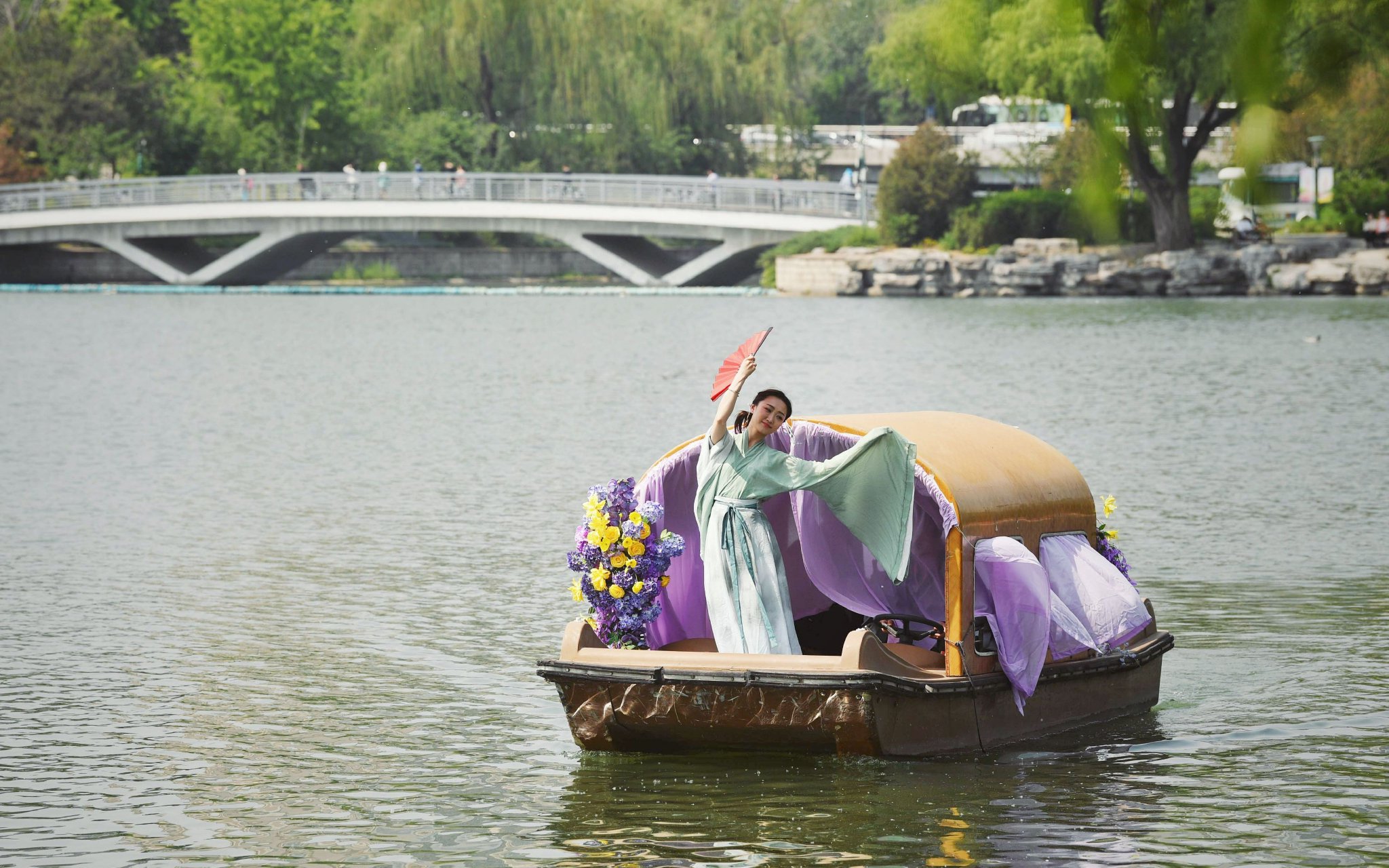 5月9日，玉淵潭公園，烏篷船情景演繹在湖面上演。新京報記者 薛珺 攝