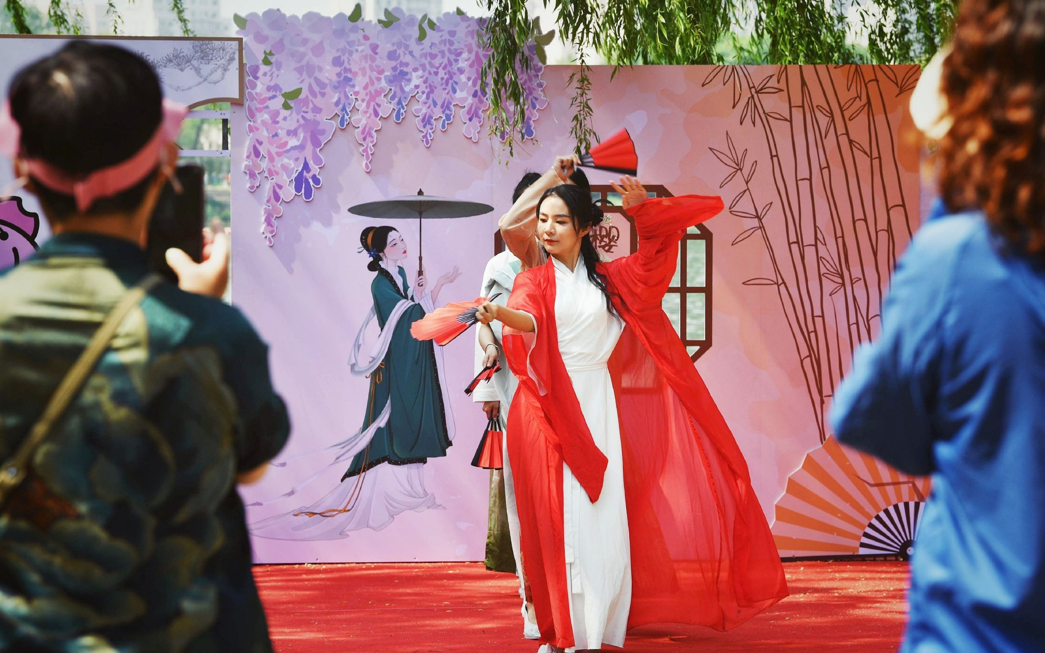 5月9日，玉淵潭公園，一位演員身穿古裝正在進行舞蹈表演。新京報記者 薛珺 攝