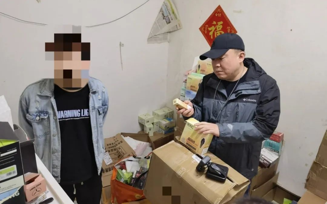 警方抓獲銷售違規電子煙團夥，現場起獲大量違規電子煙。圖源：北京市公安局朝陽分局