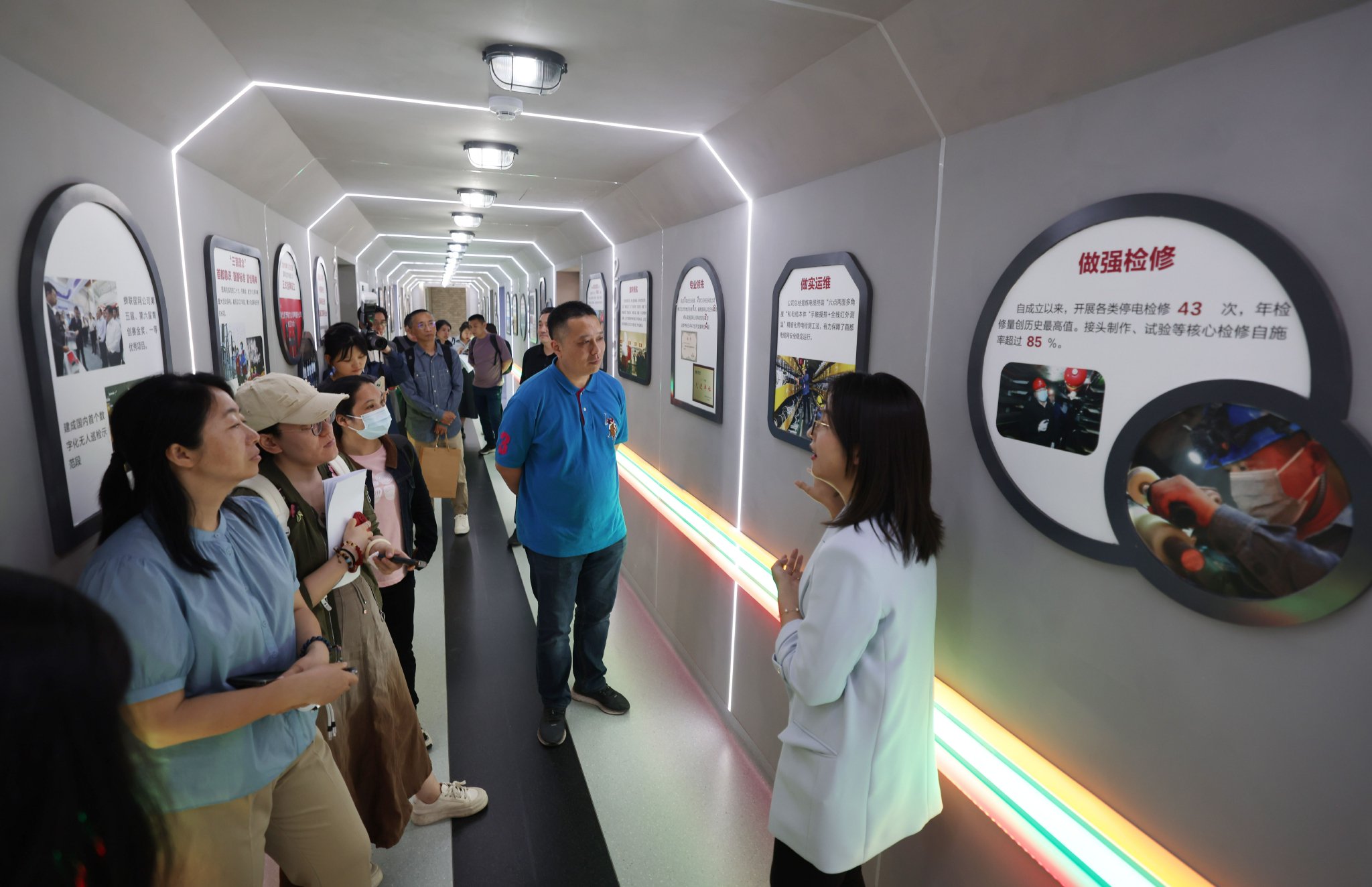 在今天的「公眾開放日」活動上，國網北京電纜公司開放了電纜智能運檢管控中心、時光隧道文化長廊等區域。新京報記者 李木易 攝