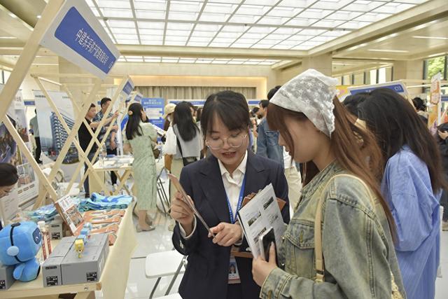 保租房项目工作人员为学生作介绍 本文图均为 上海市住建委 供图