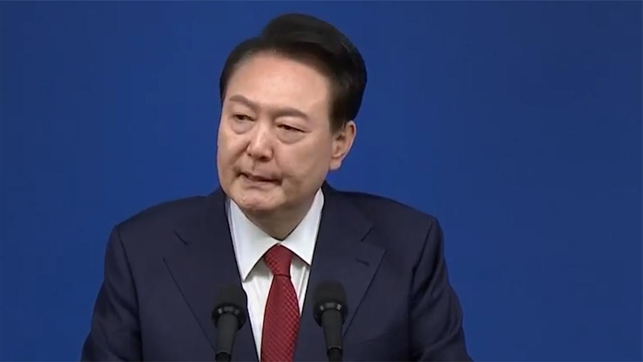 尹锡悦就妻子收名牌包致歉