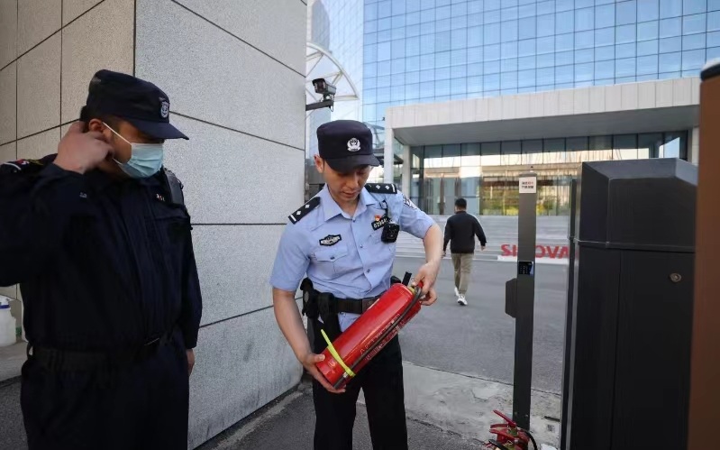 社區民警和企業保安員攜手做好安全檢查工作。圖源：北京市公安局大興分局