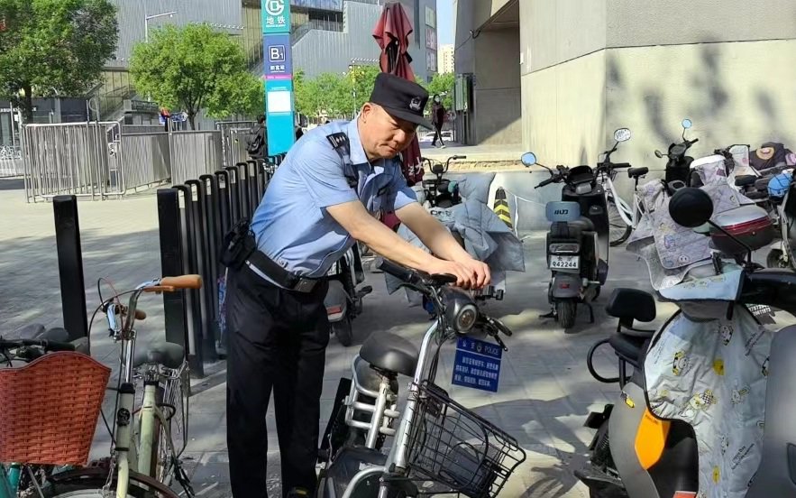 民警給未上鎖的車輛掛上愛心鎖和提示牌。圖源：北京市公安局大興分局