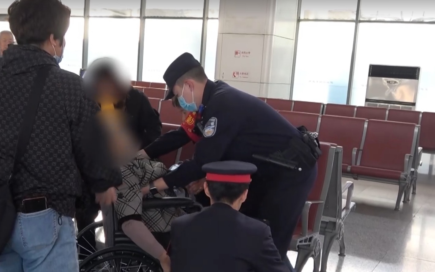 民警和車站工作人員協助老人轉移到救護車上。 圖源：北京鐵路公安局