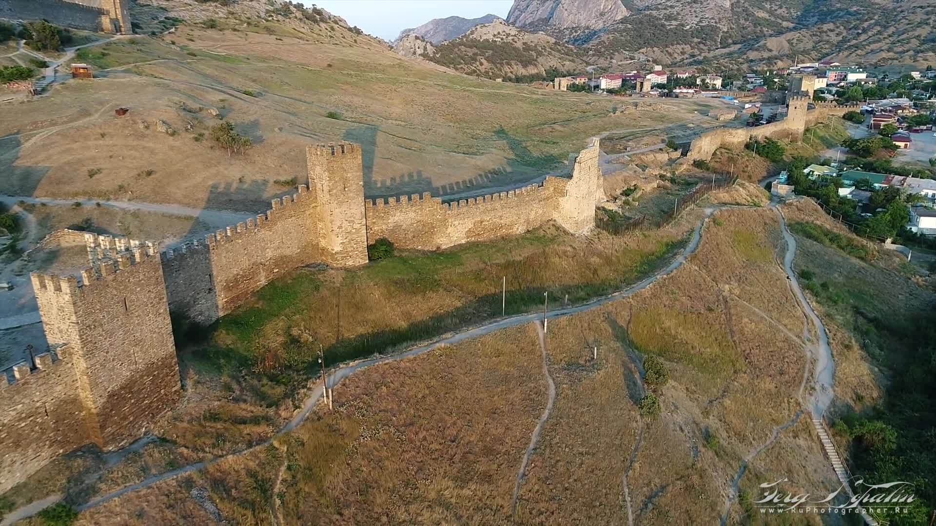 克里米亚南部港口城市苏达克热那亚城堡遗址航拍风光视频