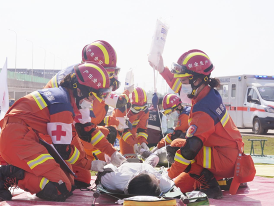 演習中，國家應急醫學救援隊的隊員們對傷者進行現場救治。 圖源：應急總醫院