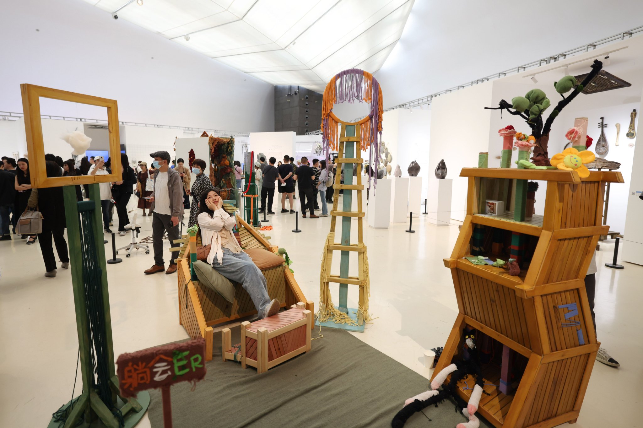 觀眾在展廳體驗雕塑作品《躺會兒》。新京報記者 李木易 攝