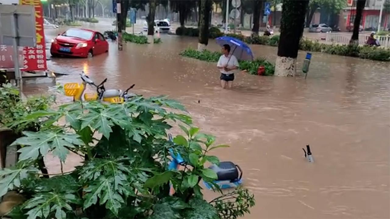 广西钦州暴雨致内涝严重
