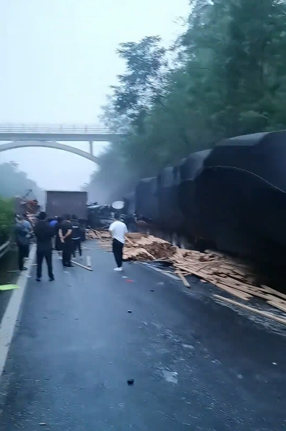 影片顯示，高速路上幾輛車相撞，道路上散落著大量的木材。 影片截圖