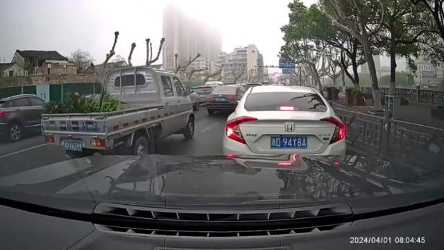 前车司机：我被无人驾驶汽车追尾了