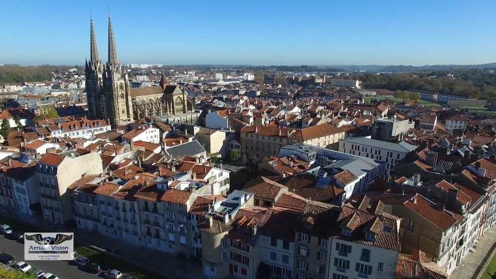 法国巴斯克区首府、历史名城巴约讷航拍风光视频