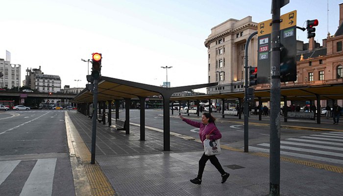 2024年5月9日，阿根廷布宜诺斯艾利斯，宪法火车站前。图片来源：视觉中国