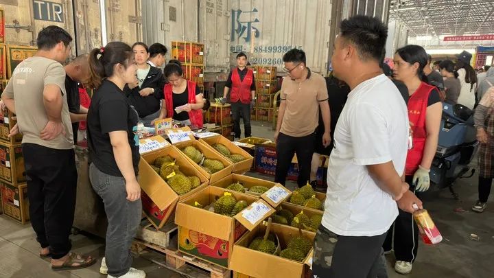在海吉星农产品国际物流中心,消费者正在选购榴莲。新华社记者 雷嘉兴 摄