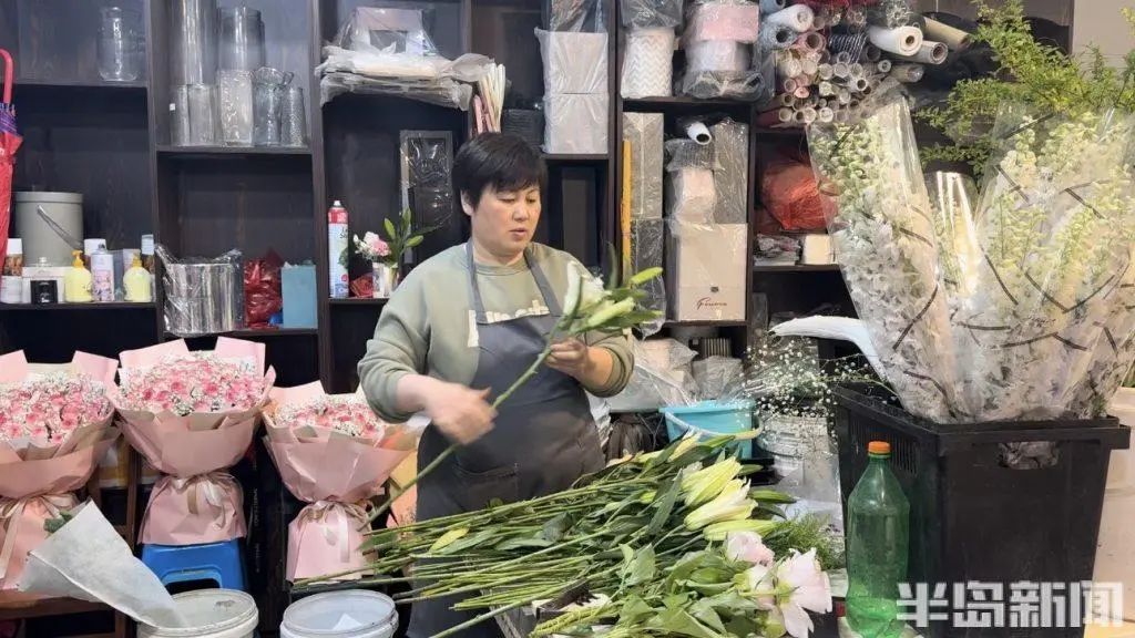 工作人员忙着包花