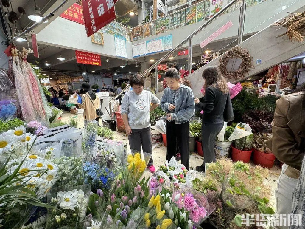 顾客正在为母亲选花