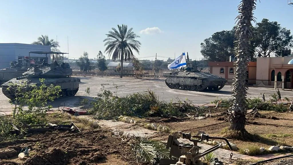 這張以色列國防軍5月7日發佈的照片顯示，以軍進入拉法口岸加沙一側。來源：新華社