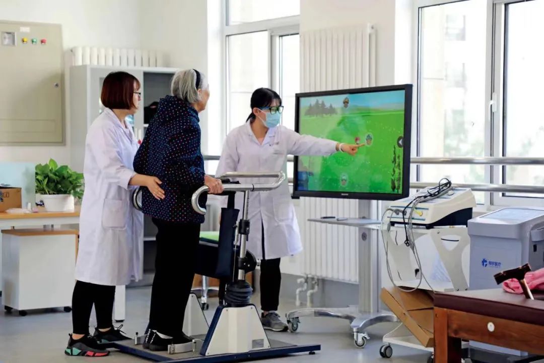 燕郊一家健養中心內，老人在康復師的指導下進行康復訓練。©中國新聞週刊