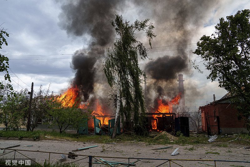 當地時間5月11日，烏克蘭哈爾科夫州沃夫昌斯克鎮遭俄羅斯空襲。圖自視覺中國