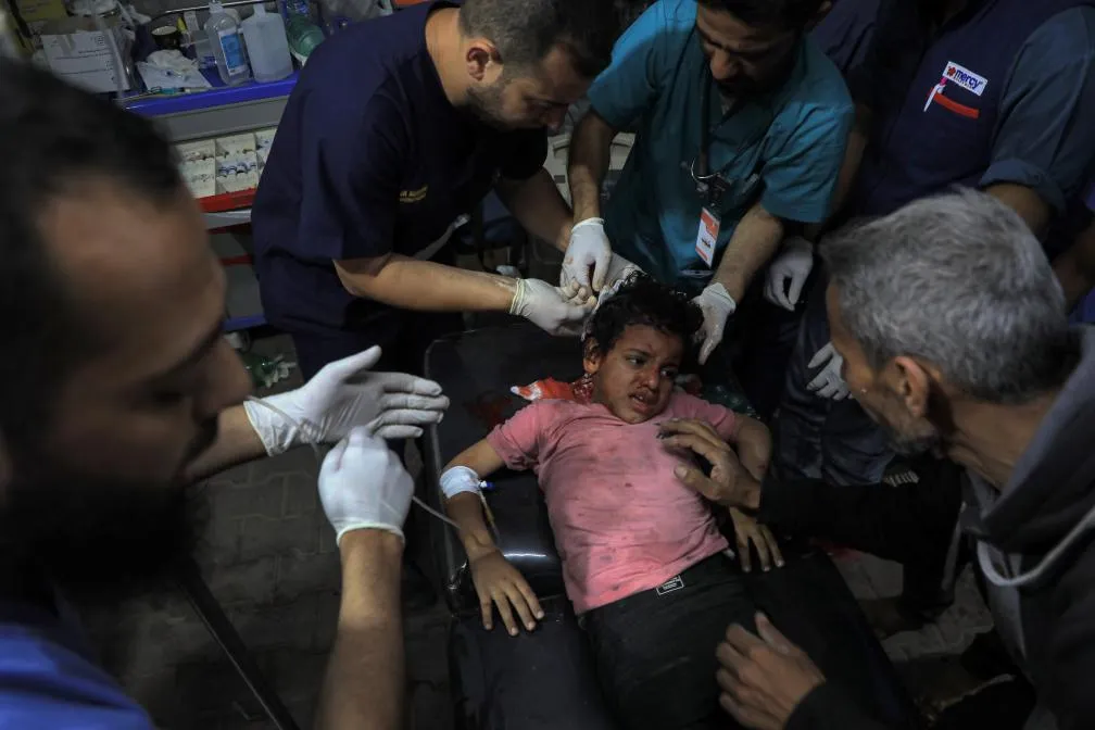 5月8日，在加沙地帶南部城市拉法，一名因以軍轟炸受傷的兒童在臨時診所接受救治。來源：新華社