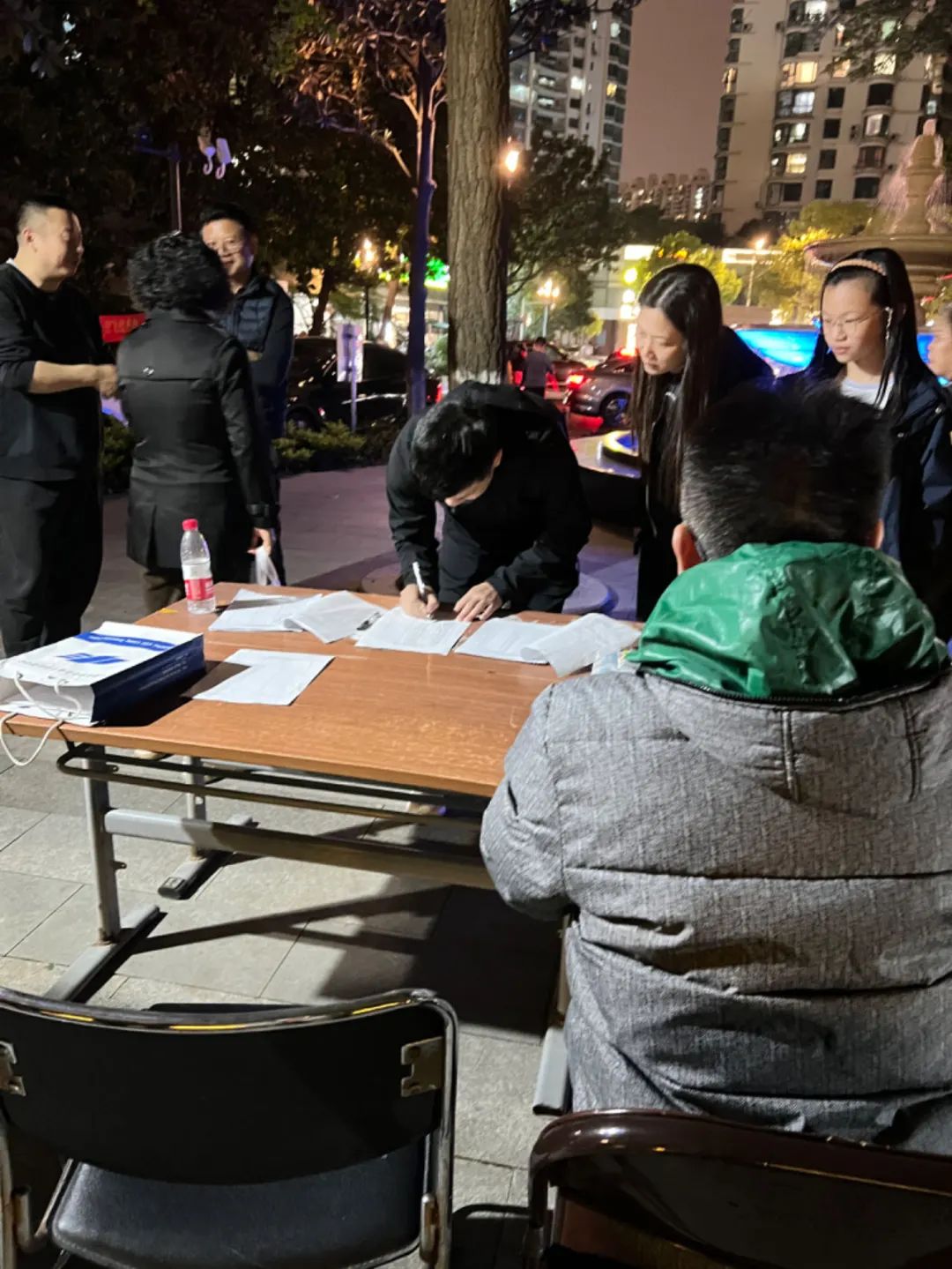 ▲4月底,中远两湾城业主联名签字,表达对二审法院发回重审的不同意见。受访者供图