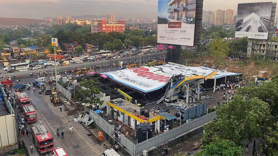 印度巨型广告牌倒塌