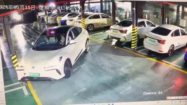 自动泊车撞柱全过程， 保险：是自己撞的吗？ 是智几撞的