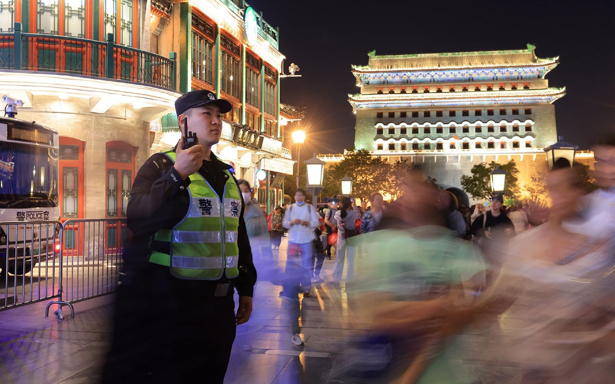 「五一」假期,民警做好重點區域秩序管理。圖源:北京市公安局東城分局