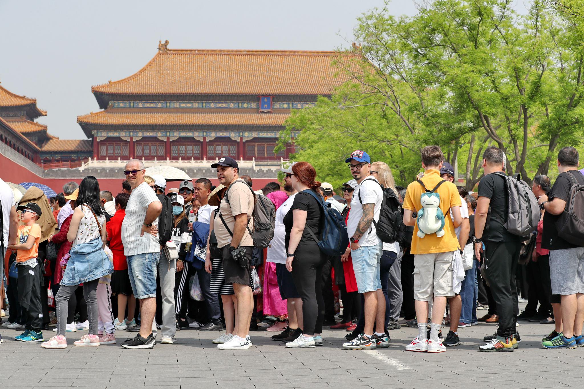 ▲2024年4月25日，北京，眾多外國遊客在故宮博物院參觀遊覽。圖/IC photo