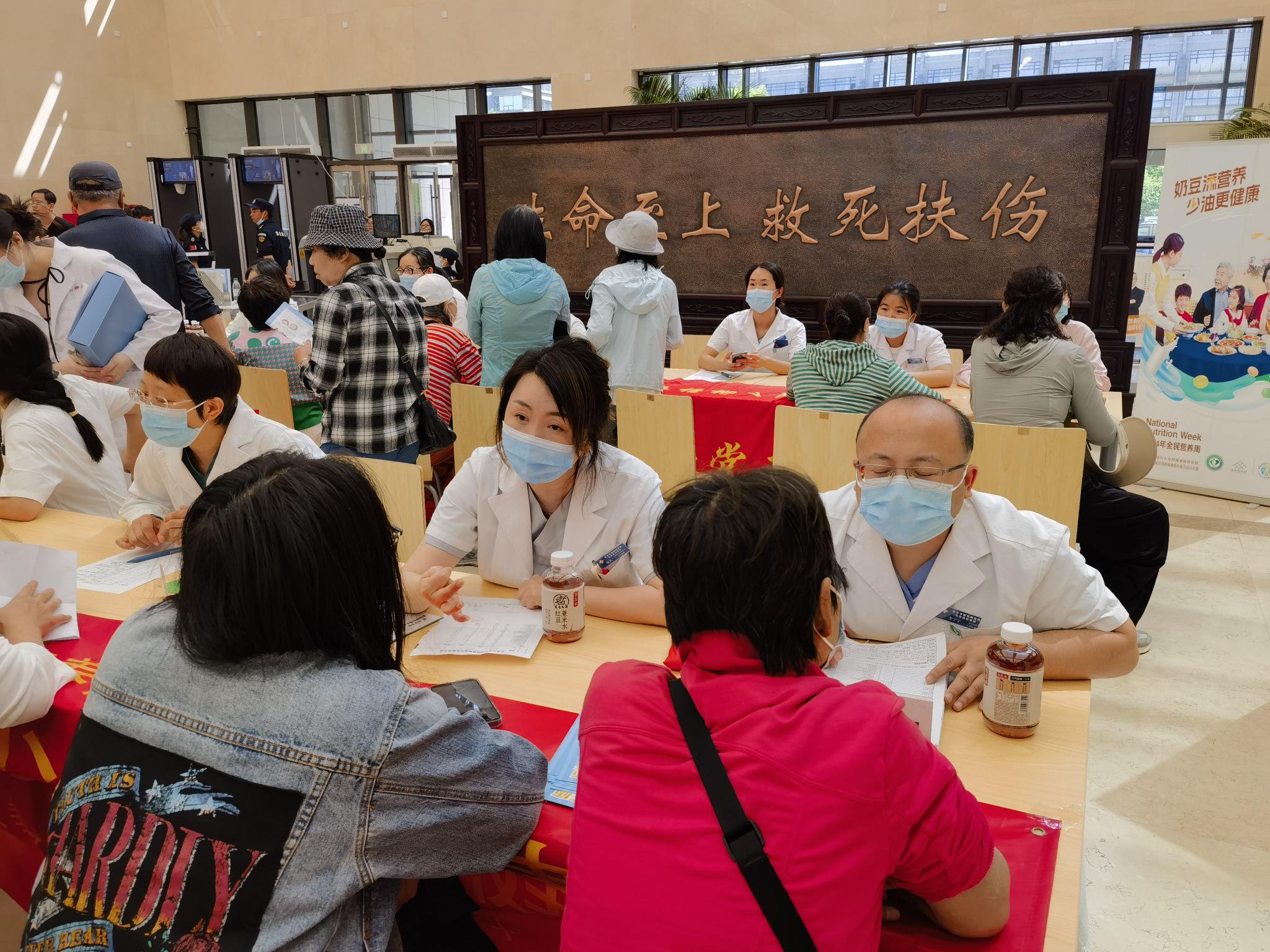 醫護人員為市民提供諮詢。圖源：北京市垂楊柳醫院