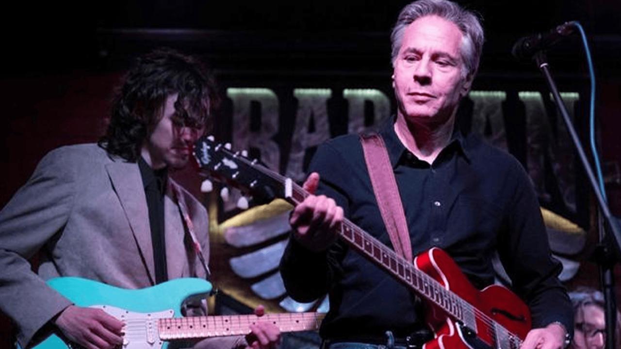 布林肯在基辅酒吧唱跳摇滚