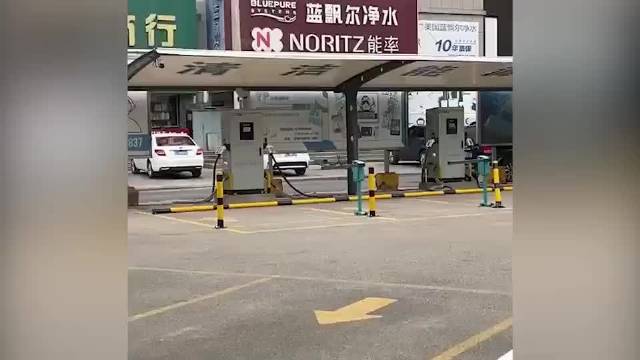 女子吐槽停车场充电需另交停车费，停车场：分别是不同的公司，停车3小时内5元