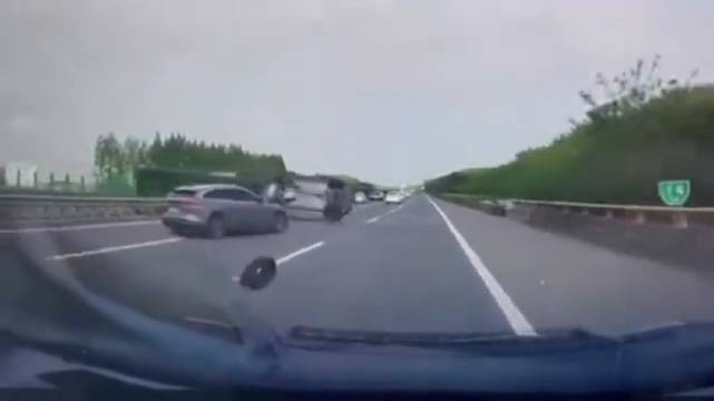 视频：高速路上，蔚来ET5轮子掉了？车身稳定系统还不错……