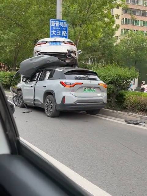 网上可都是蔚来看不上宝马，大马路上竟然是宝马骑蔚来头上，这可忍不了……