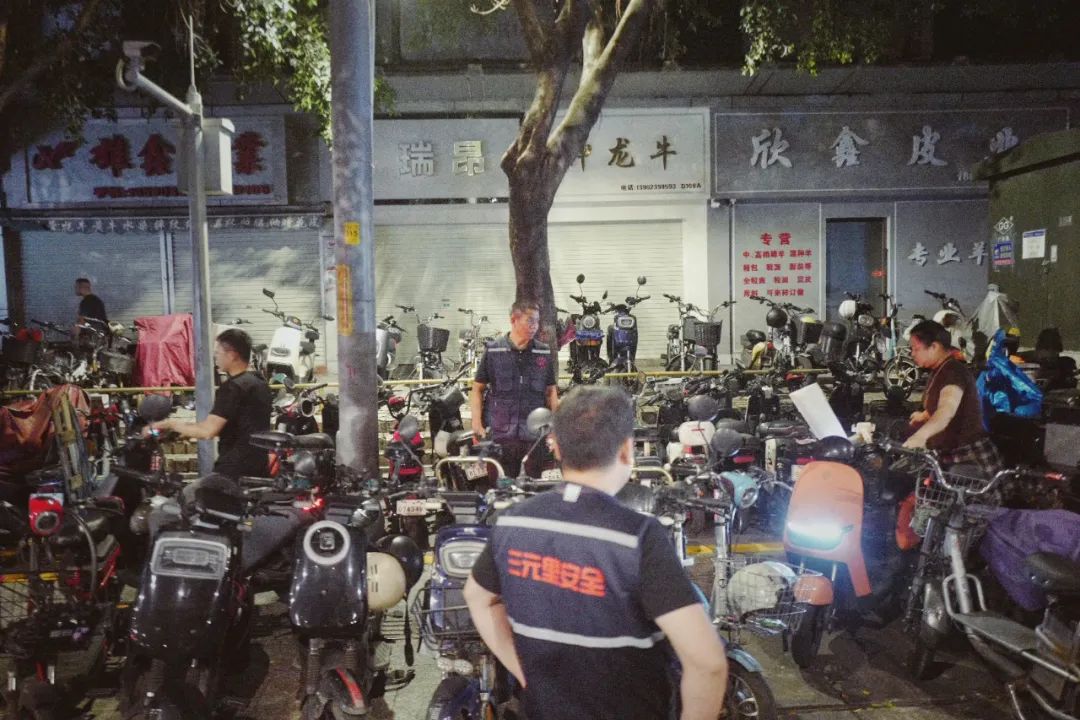 工作人员维持秩序