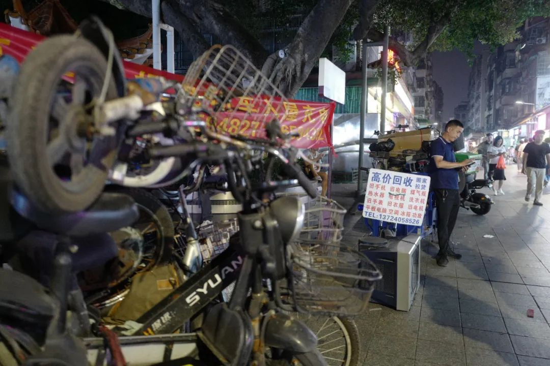 三轮车上堆满旧车