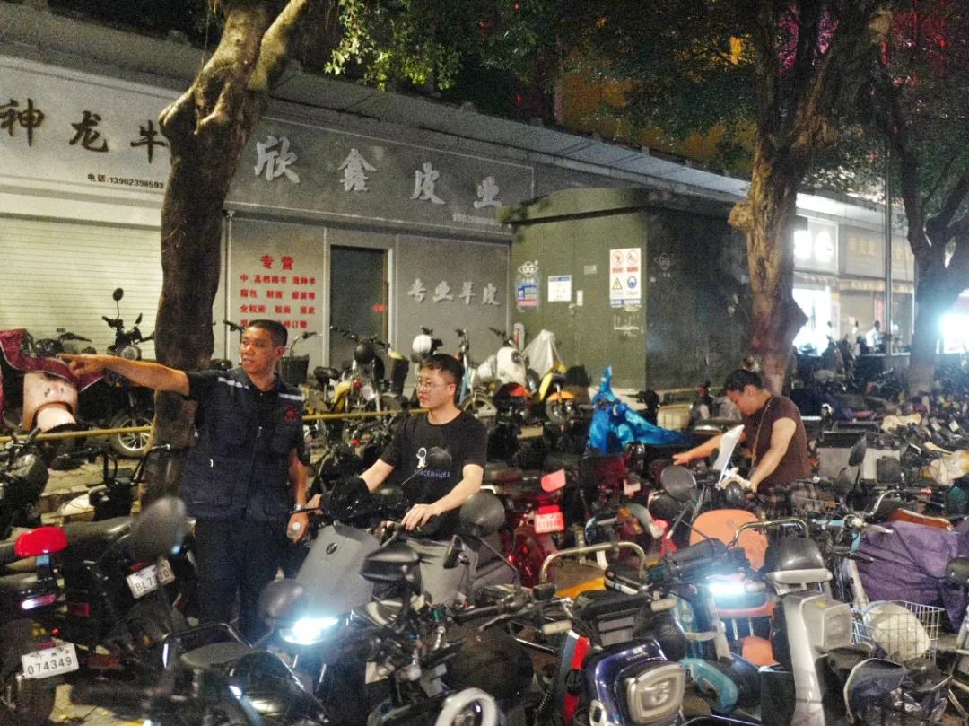 工作人员指引车主到稍远位置停车