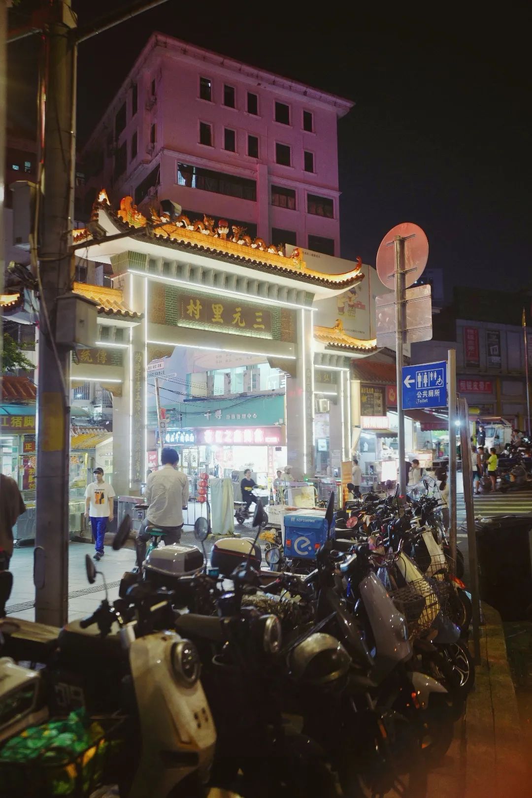 村出入口已经停满电动车