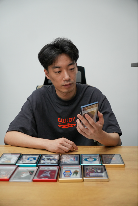 资深卡牌收藏者李子健收藏了许多球星卡。