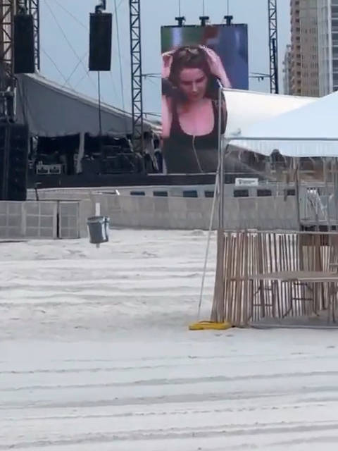 Lana Del Rey 在美国阿拉巴马州海湾海岸 Hangout Fest 音乐节现场排练