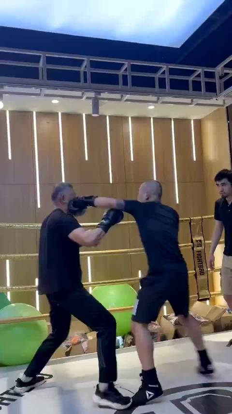 太极谷师傅的拳台挑战视频，谷师傅50岁，79公斤，传统武术网红