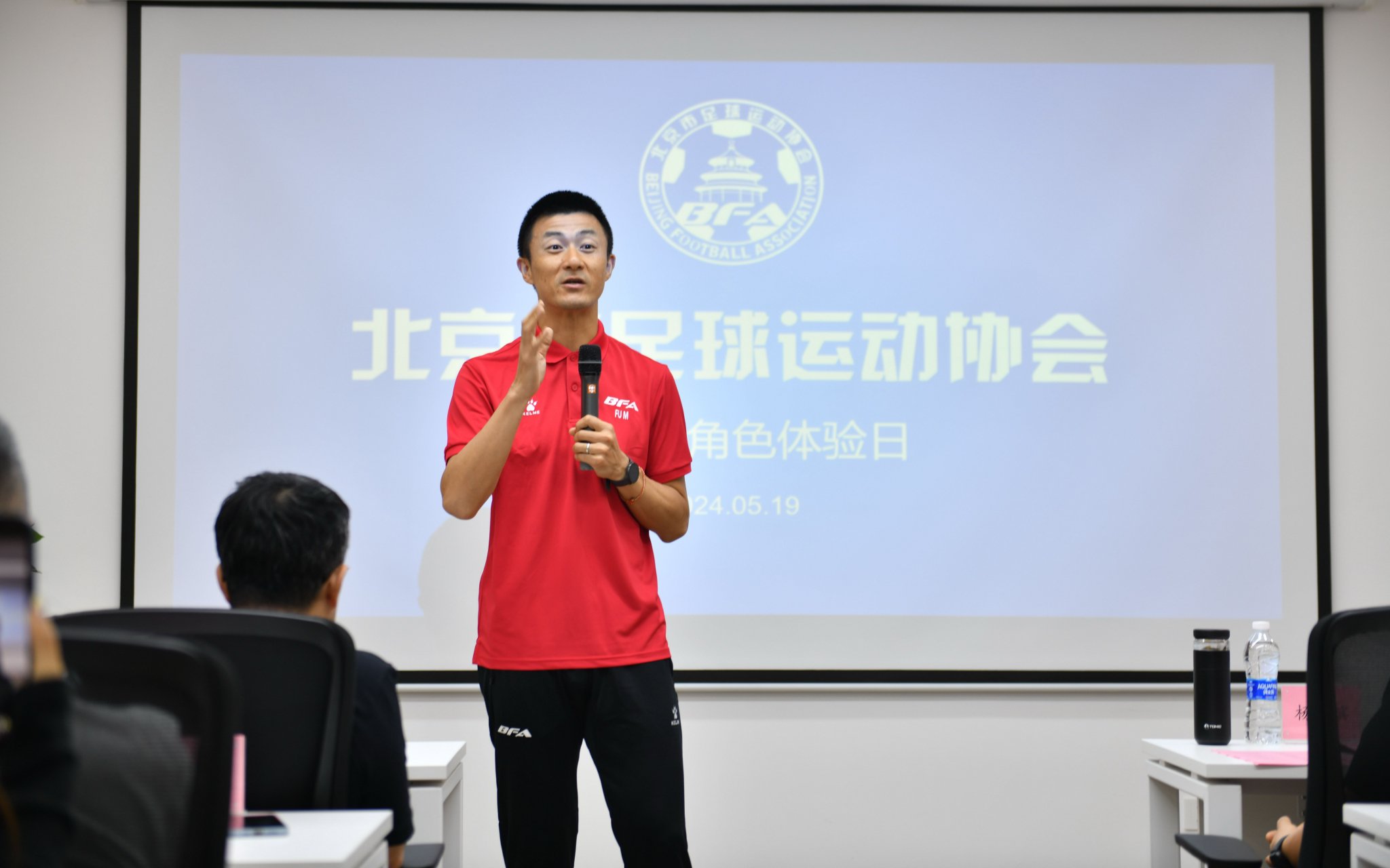 現役11人製國際級球證傅明現場講解案例。 北京市足協供圖