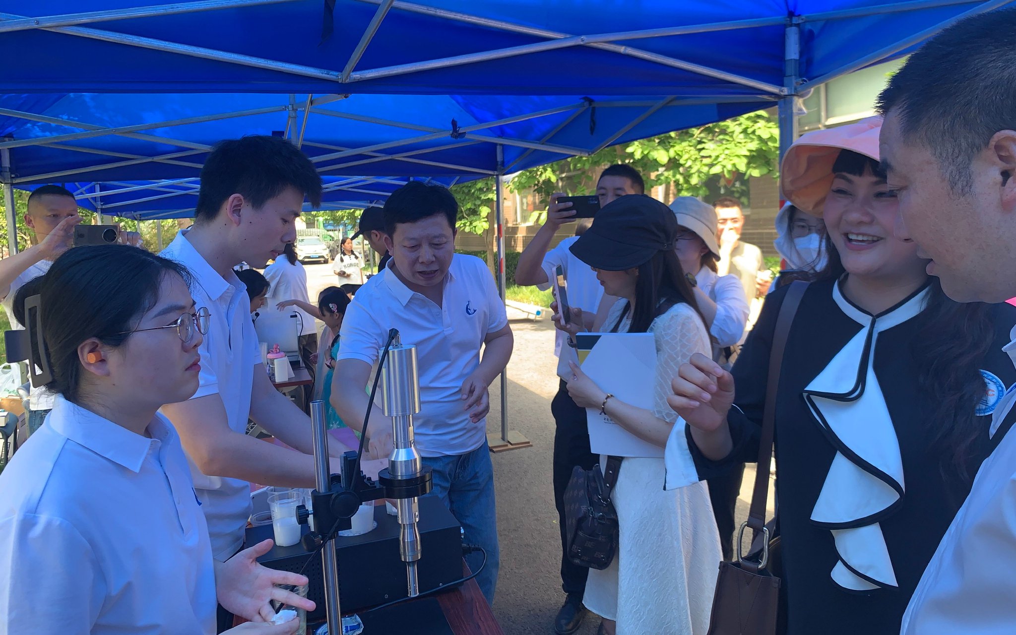 中國科學院聲學研究所徐震博士為四川涼山彝族自治州雷波縣的校長和老師講解聲學應用實驗。受訪者供圖