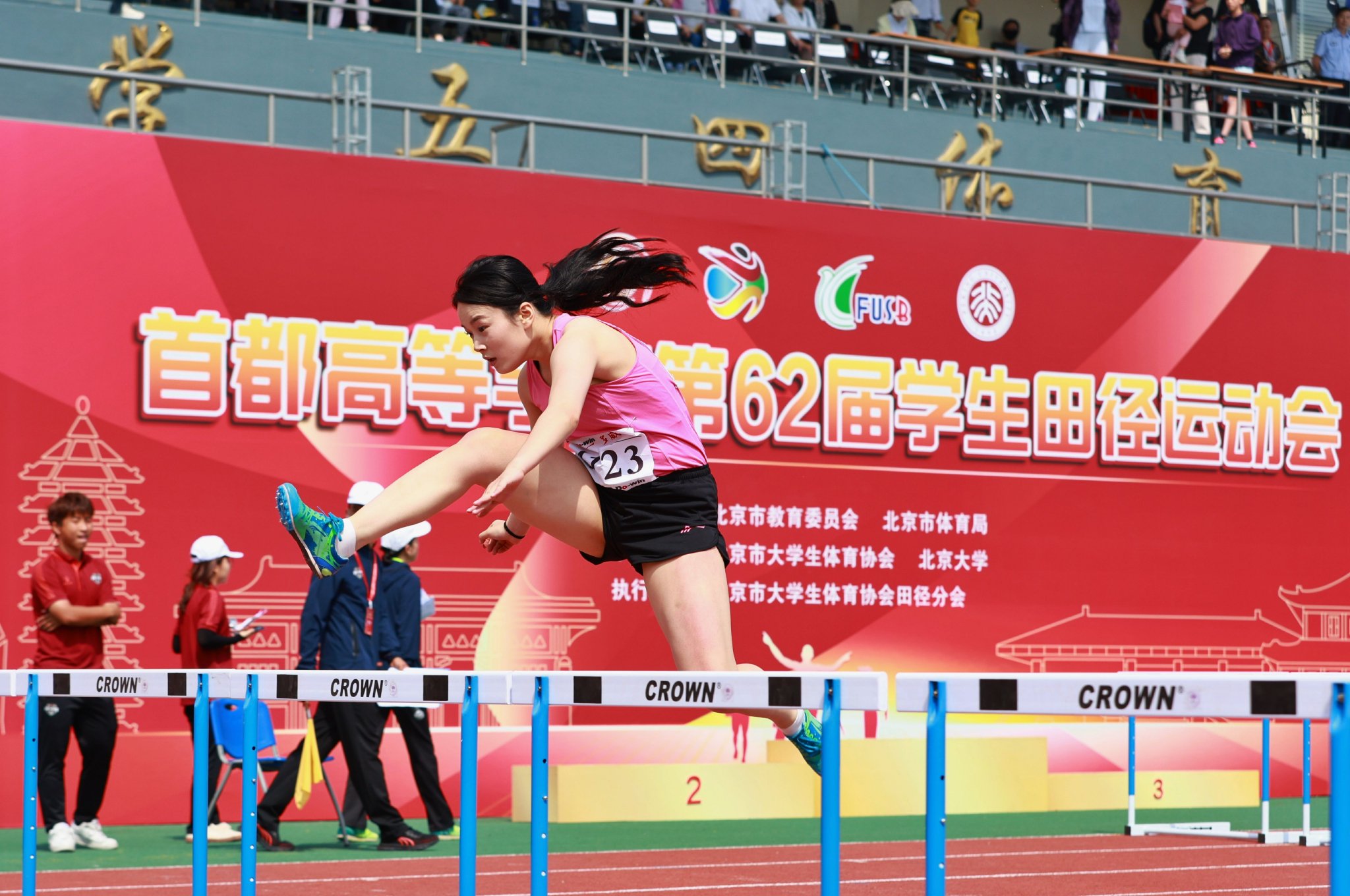 運動員奮起一躍跨過跨欄。新京報記者 李木易 攝