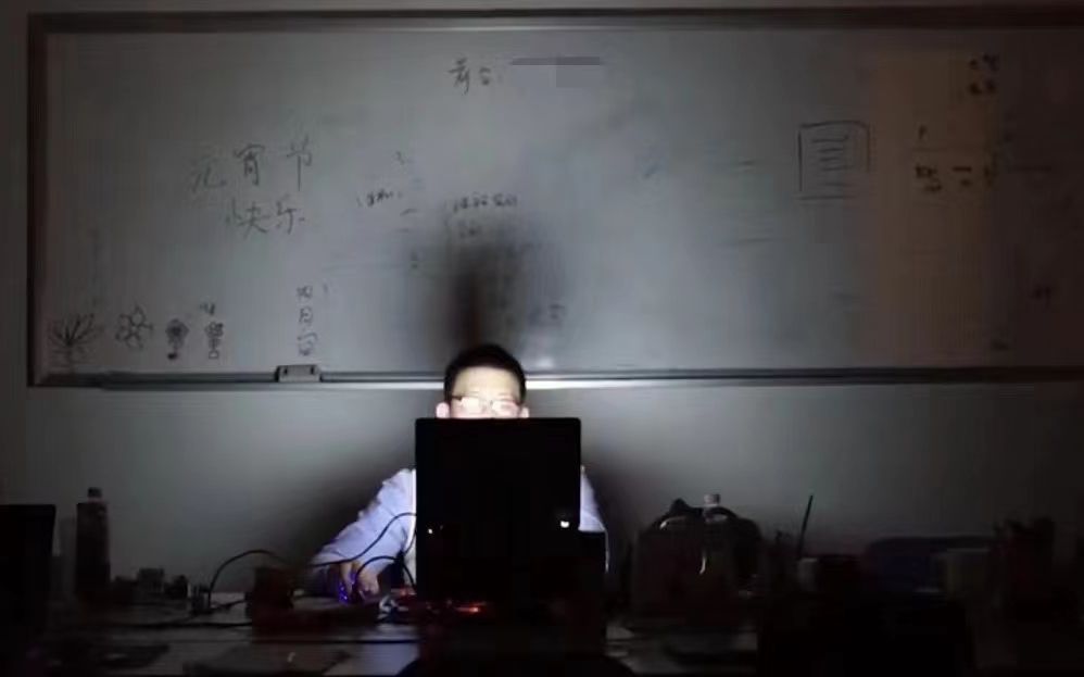 顧先生在辦公室寫腳本做測試。受訪者供圖
