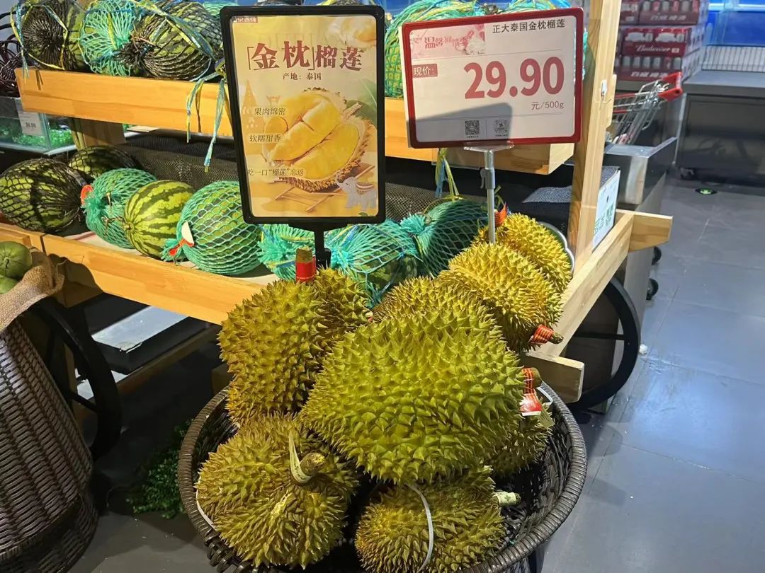 图:朝阳一家京客隆超市榴莲售卖区